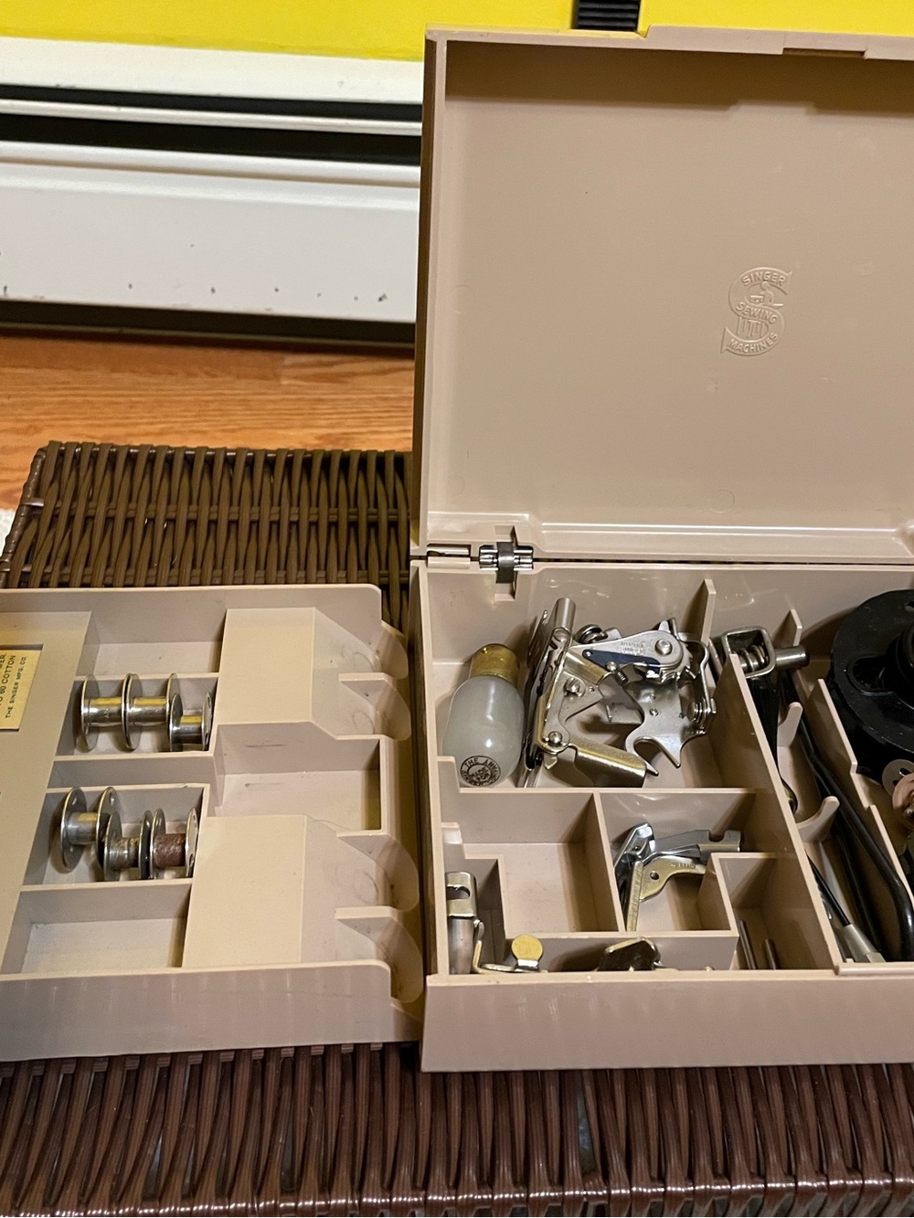 SINGER SEWING MACHINE SUPPLY BOX - Picture 4 of 5